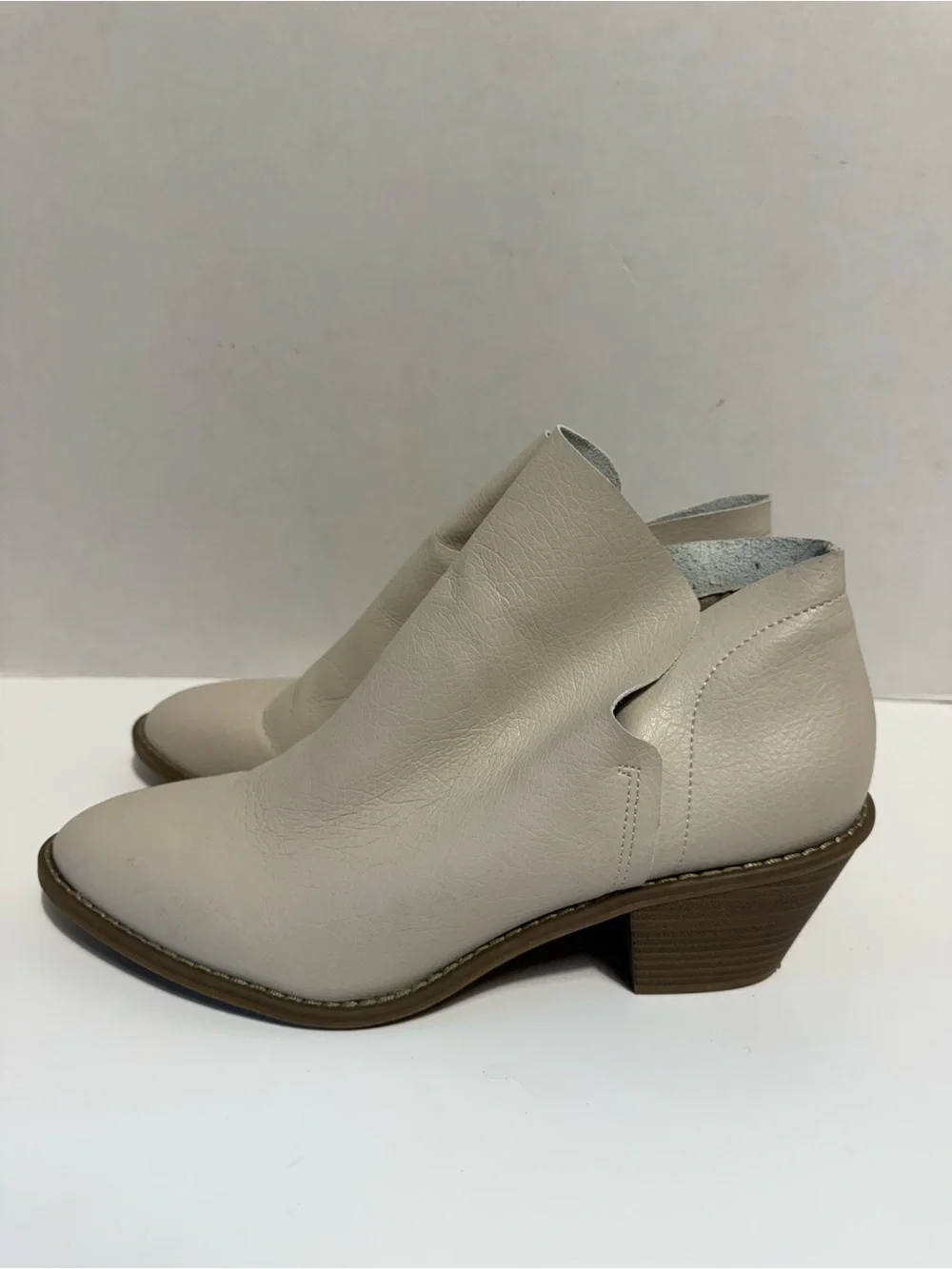 Universal Thread Ivory Slip On Ankle Bootie Block Heel Round Toe ladies 11